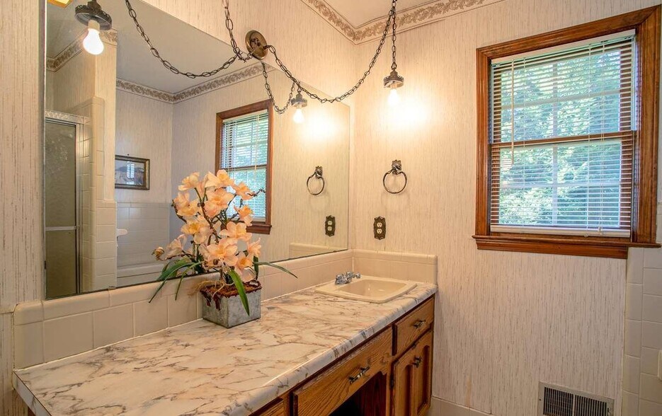 Building Photo - 404 Mount Vernon Rd