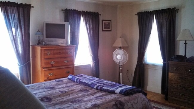 Building Photo - Spacious, Family Friendly, In-Town Home