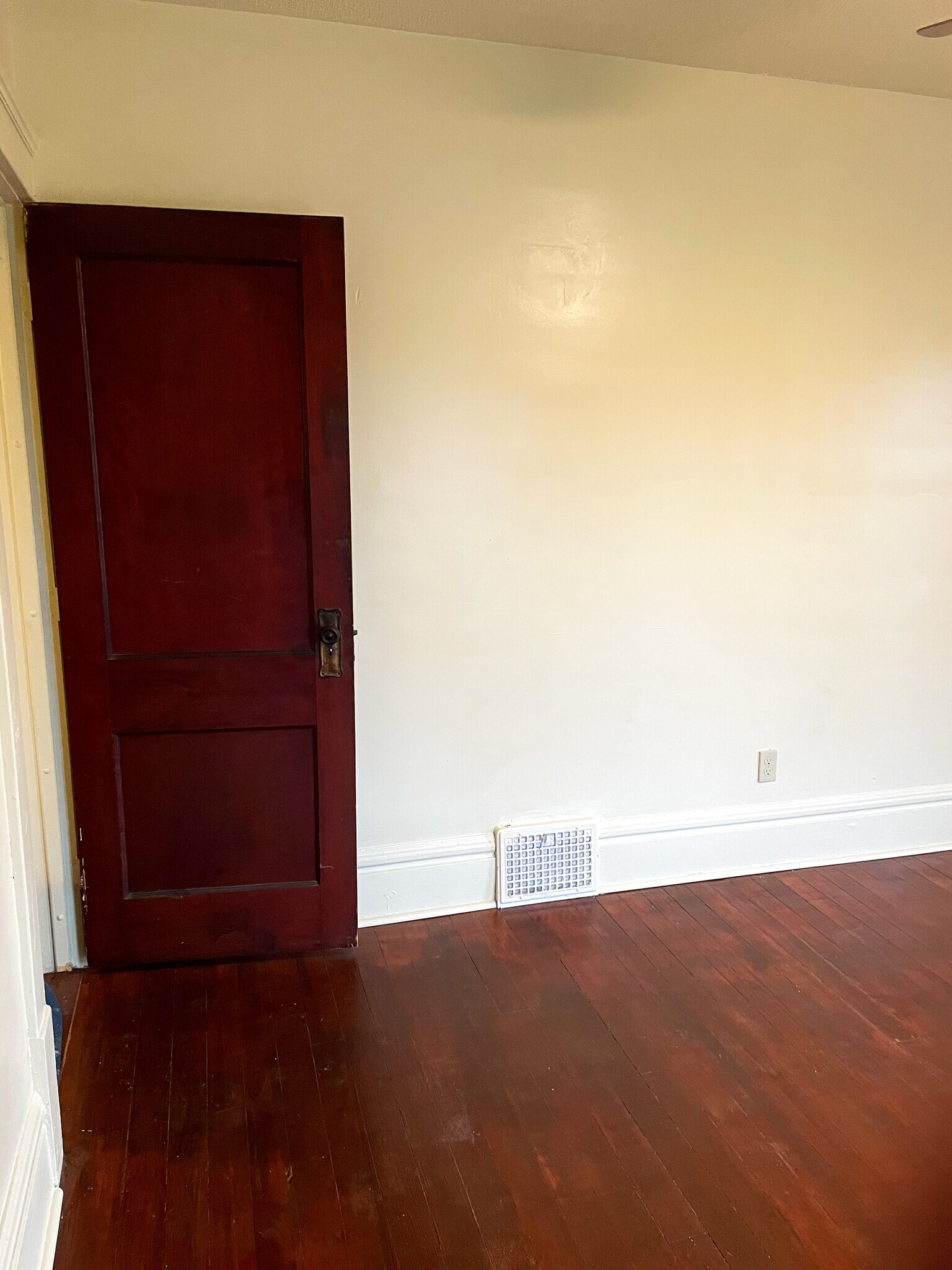 Building Photo - 889 N Main St