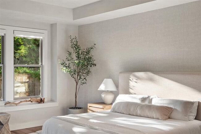 Building Photo - 1002 Meriden Ln