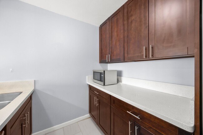 Building Photo - Beautiful 2BR/2BA Condo Close to Ala Moana & Downtown