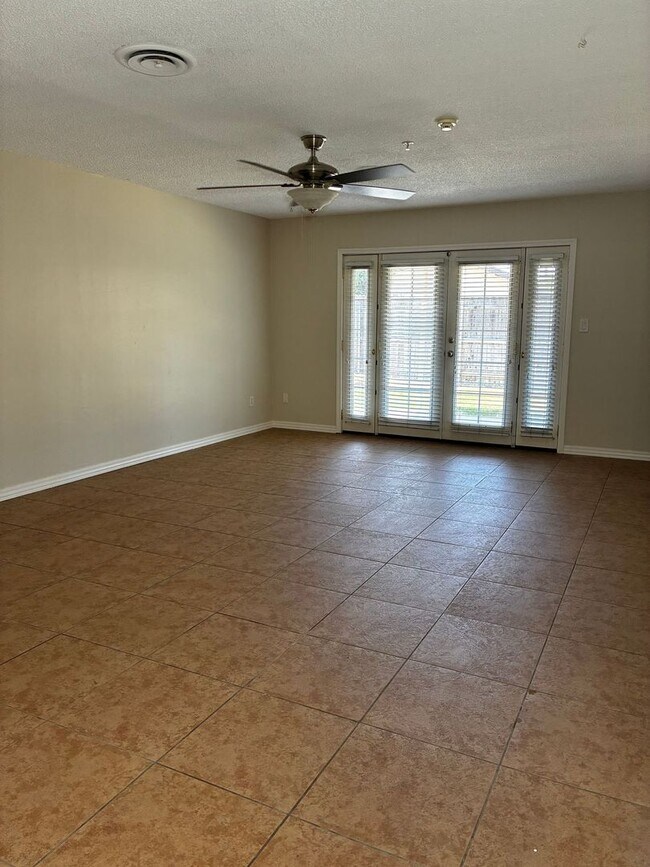 Building Photo - Spacious 4-Bedroom + 2 Bonus Rooms | Near ...