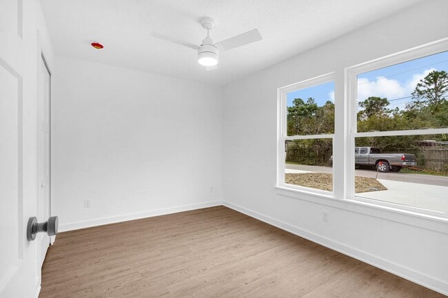 Building Photo - 972 W 9th St