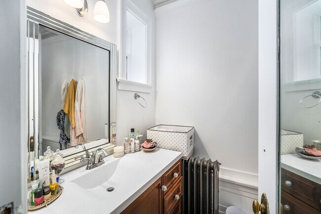 Building Photo - Beautiful 2 Bedroom/2 Bathroom First Floor Apartment in East Duluth Mansion - AVAILABLE JUNE!