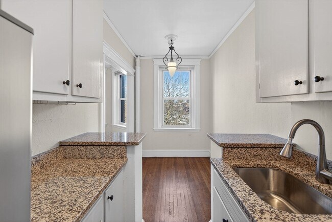 Building Photo - 118 Riverway St