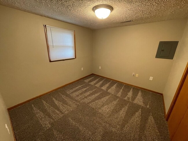 Building Photo - Two Bedroom House with 1 Car Garage in Gre...