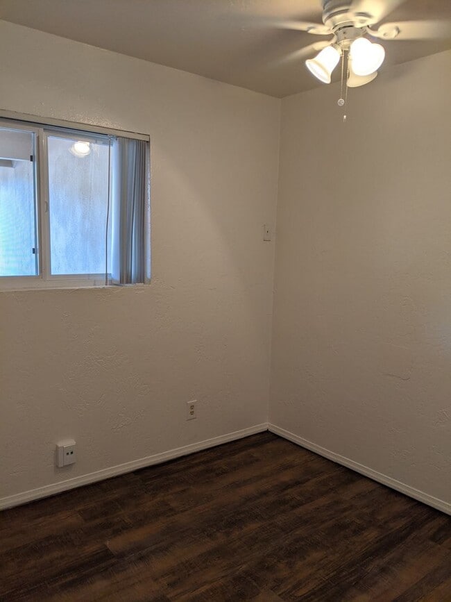 Building Photo - 4 BEDROOM 2 BATH ON CUL-DE-SAC AND LARGE YARD!