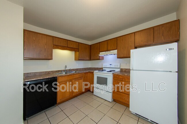 Building Photo - 1825 Edgewater Ave