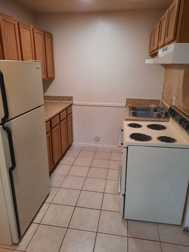 Building Photo - 1 bedroom apartment, walking distance to D...
