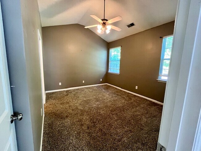 Building Photo - Spacious Move In Ready Townhome on Johns I...