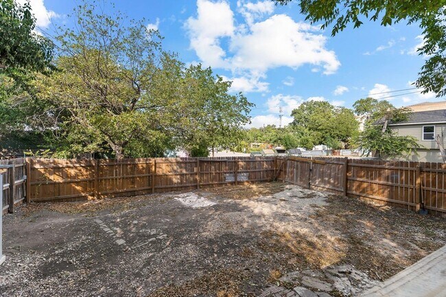 Building Photo - 204 Lessin Ln