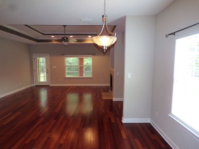 Building Photo - Spacious 3 Bed/2 Bath Home on Wooded Lot