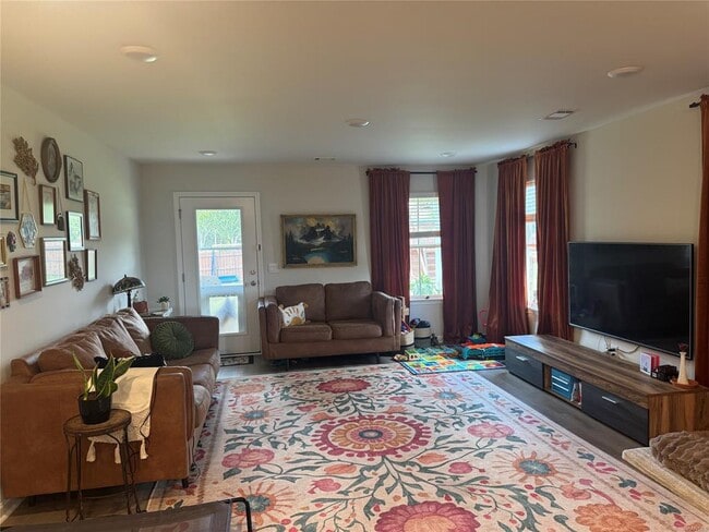 Building Photo - 424 Kohn Dr