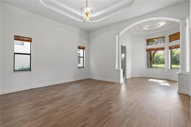 Building Photo - 10546 Versailles Blvd