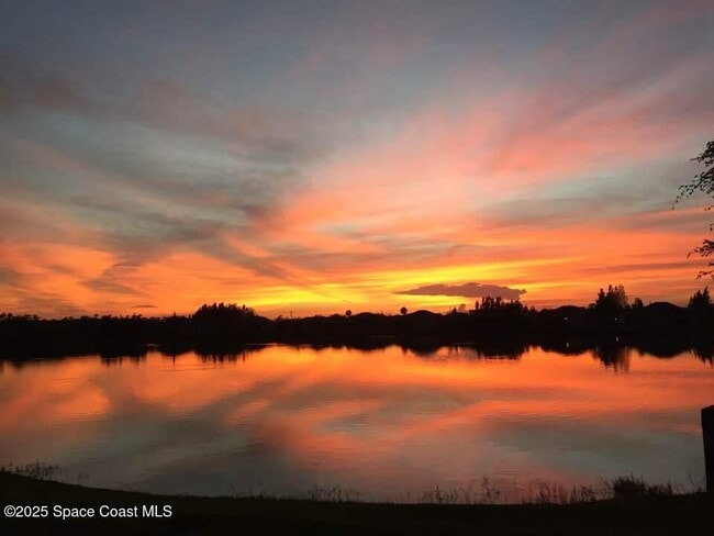 Building Photo - 935 Southlakes Way SW