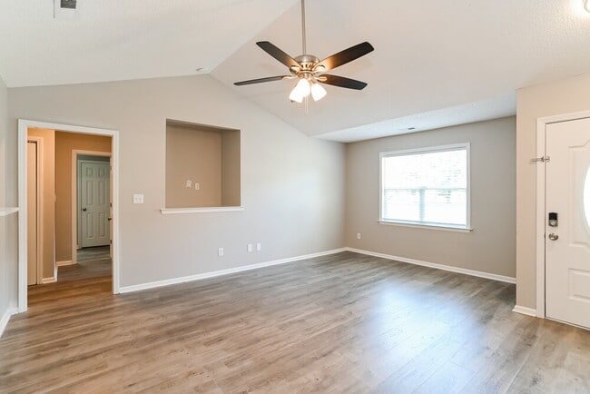 Building Photo - 3112 Queensdale Dr