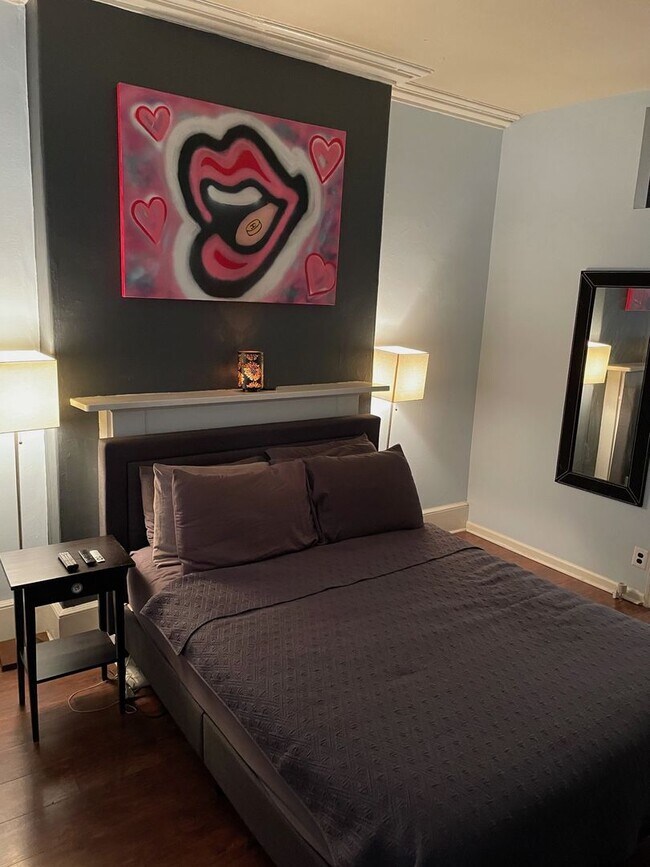 Building Photo - 629 Catharine St