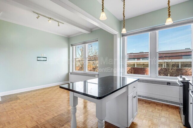 Building Photo - 212 E Clay St