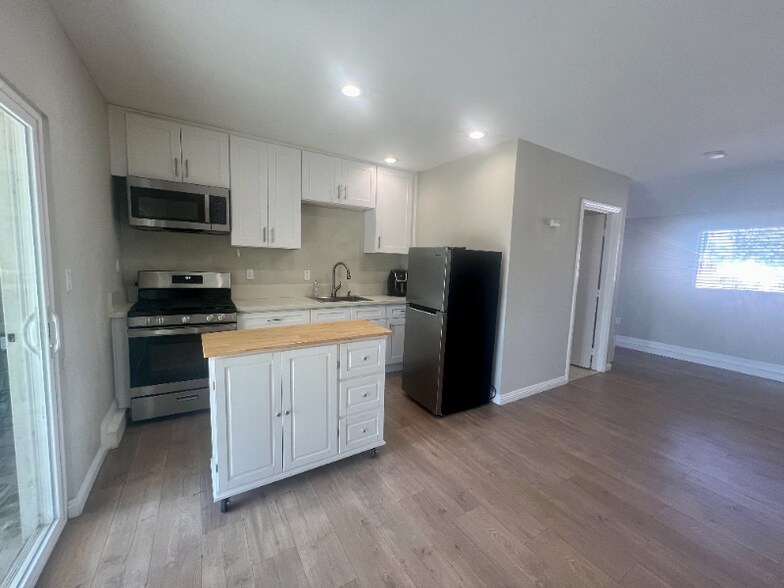 Building Photo - 5385 Howard St