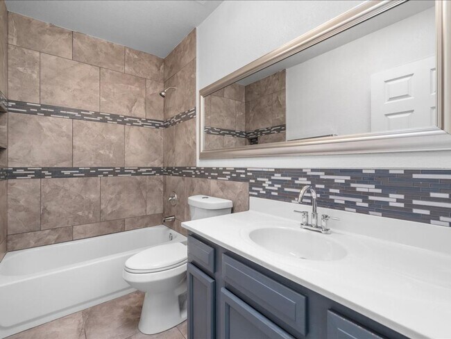 Building Photo - 2 Bedroom 1 Bathroom -ALL Brand New Appliances!