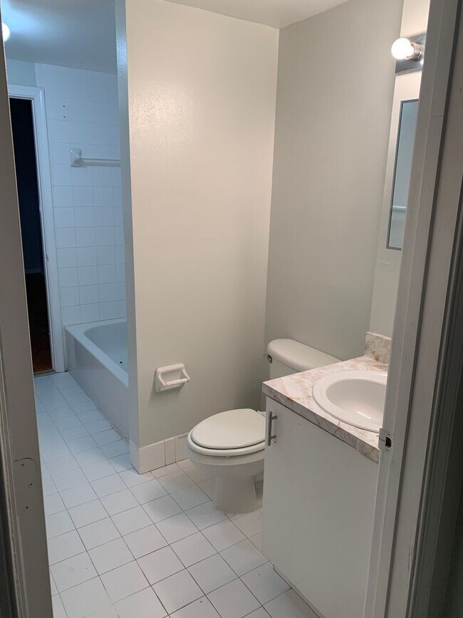 Building Photo - Your Dream Davie Home Awaits – 2 Bed/2 Bath!