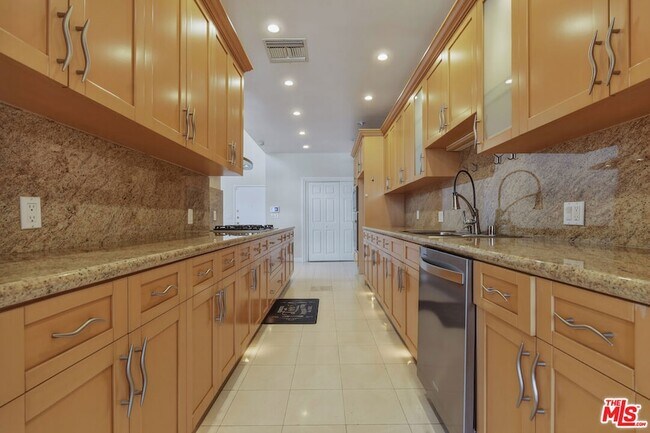 Building Photo - 4443 Ventura Canyon Ave