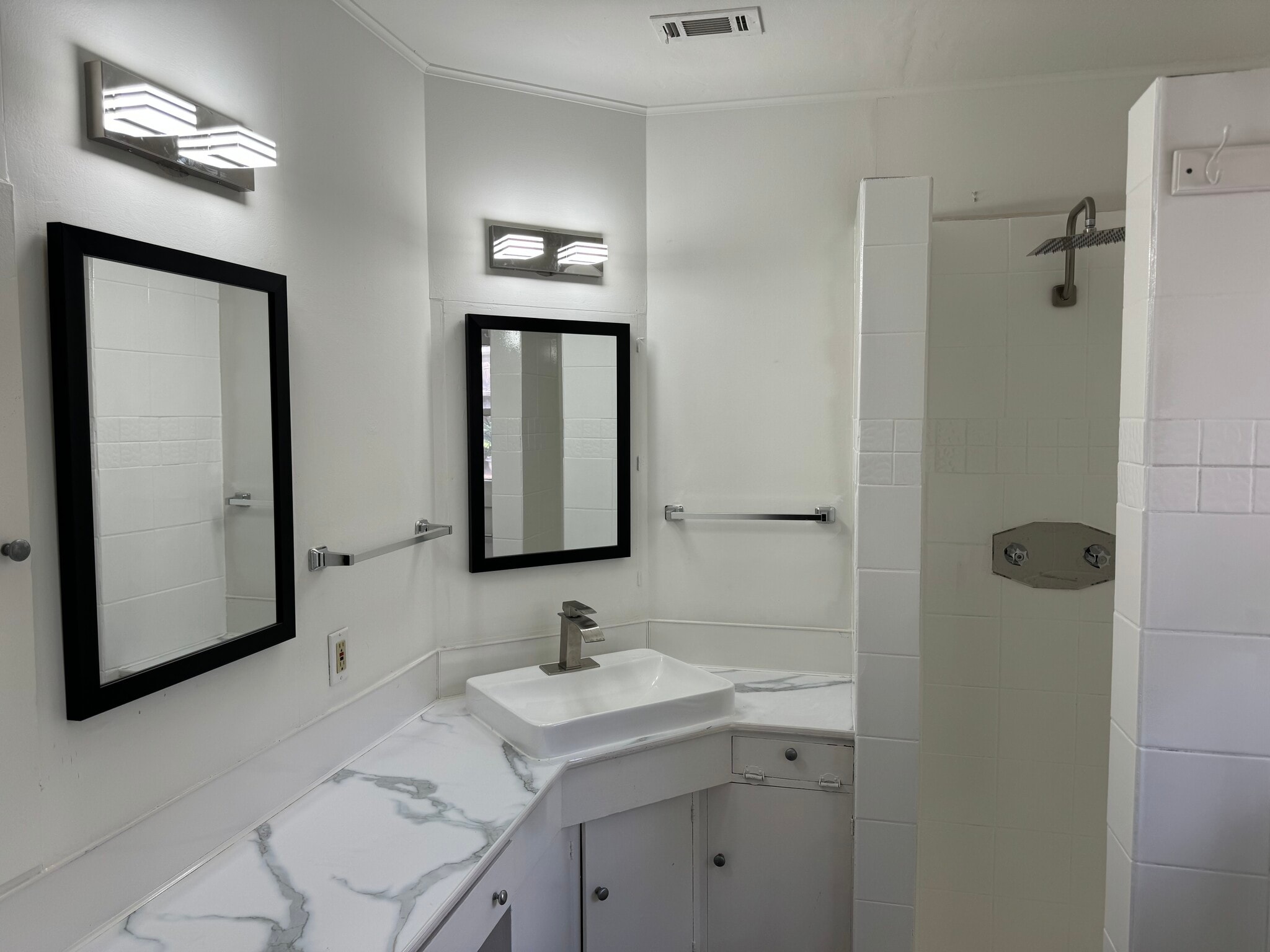 Building Photo - 3914 Ella Blvd