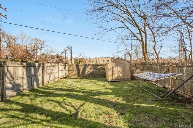 Building Photo - 570 N Barry Ave