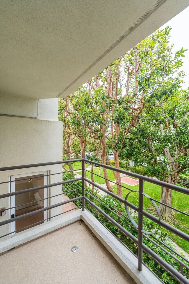 Building Photo - Beautiful Hermosa Beach Townhome Rental!