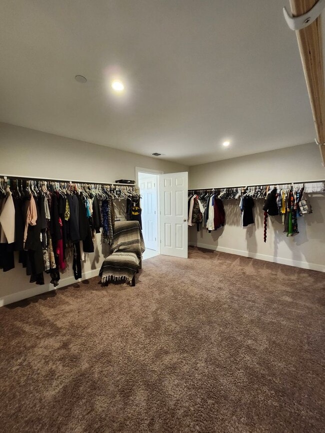 Building Photo - Beautiful Plumas Lake home on a large lot with SOLAR