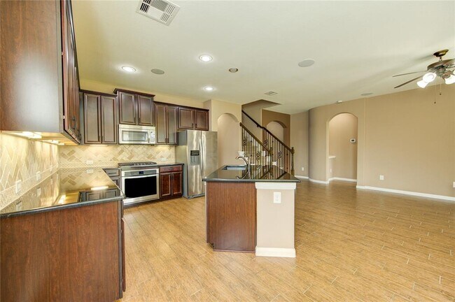Building Photo - 18318 Russett Green Dr