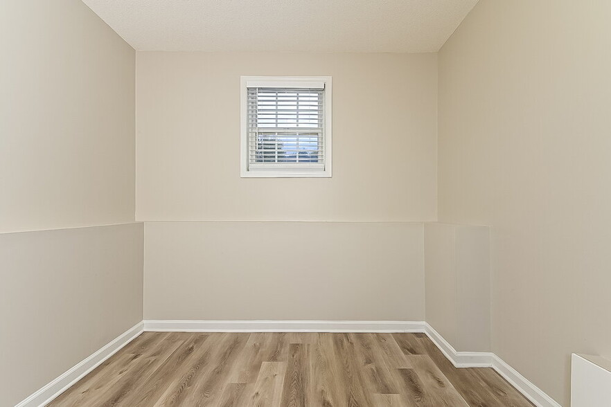 Building Photo - 915 Castlerock Way