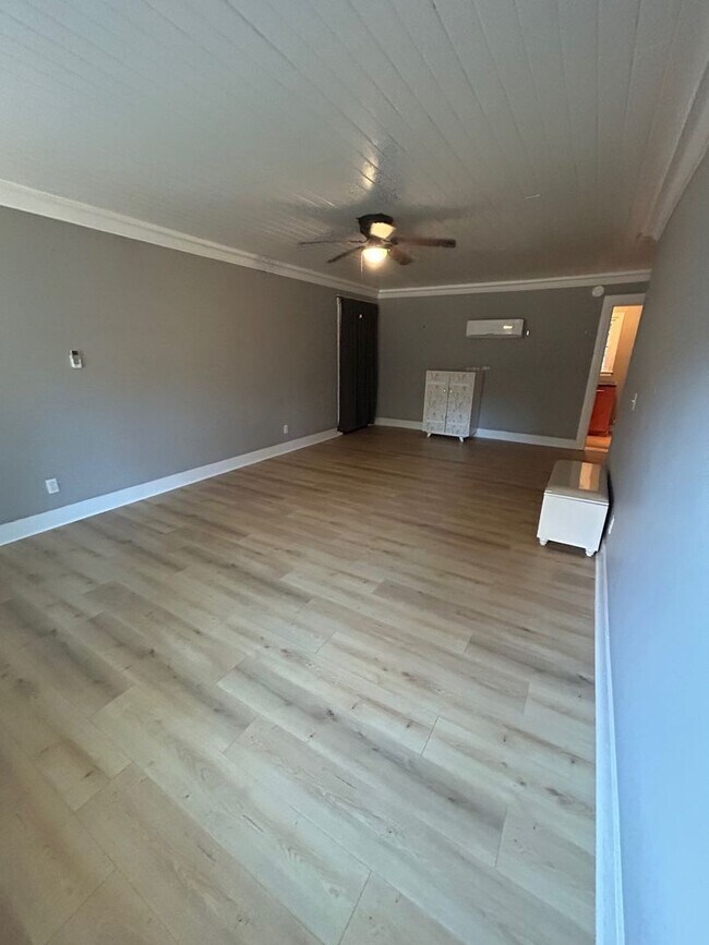 Building Photo - Beautiful updated 4 Bedroom, 3 Bath Ranch ...