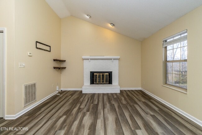 Building Photo - 1405 Wenlock Rd