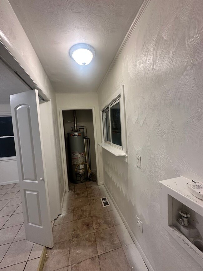 Building Photo - Fully renovated Cape Cod house!