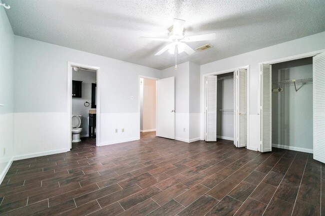 Building Photo - 10746 Lakewood Oaks Dr