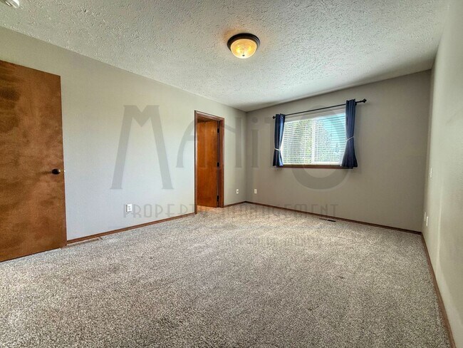 Building Photo - Spacious Eagle Ridge Home