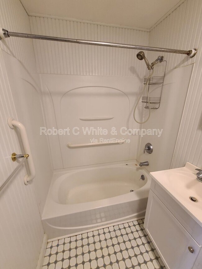 Building Photo - 1622 Farmington Ave