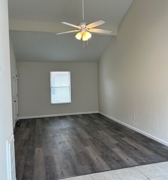 Living area with vaulted ceiling - 9927 Byrnes Rd
