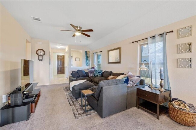 Building Photo - Warm & Inviting 3BR / 2BA Home with Large Backyard