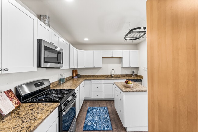 Building Photo - 571 S Taft St