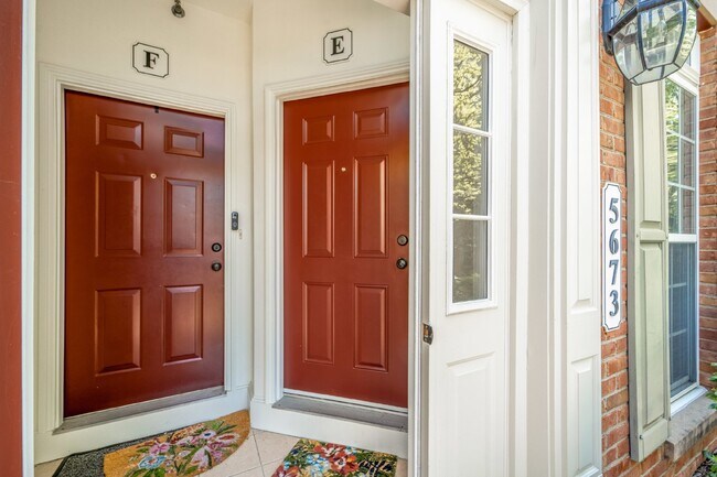 Building Photo - Bright and Modern Home with Prime Commuter...