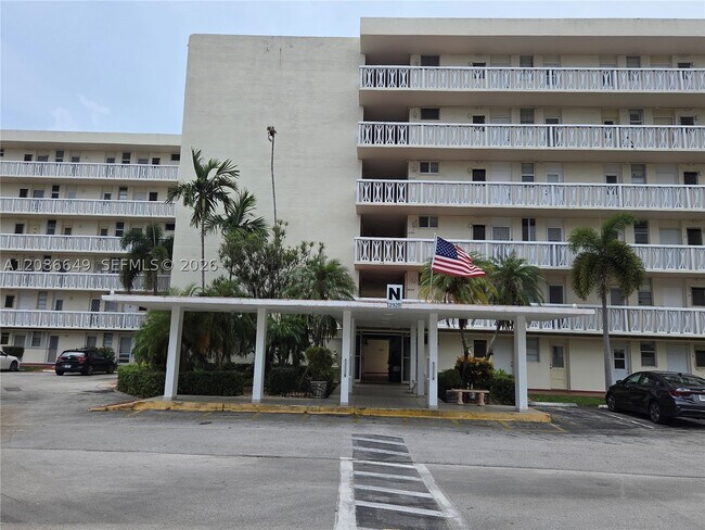 Building Photo - 2920 Point E Dr