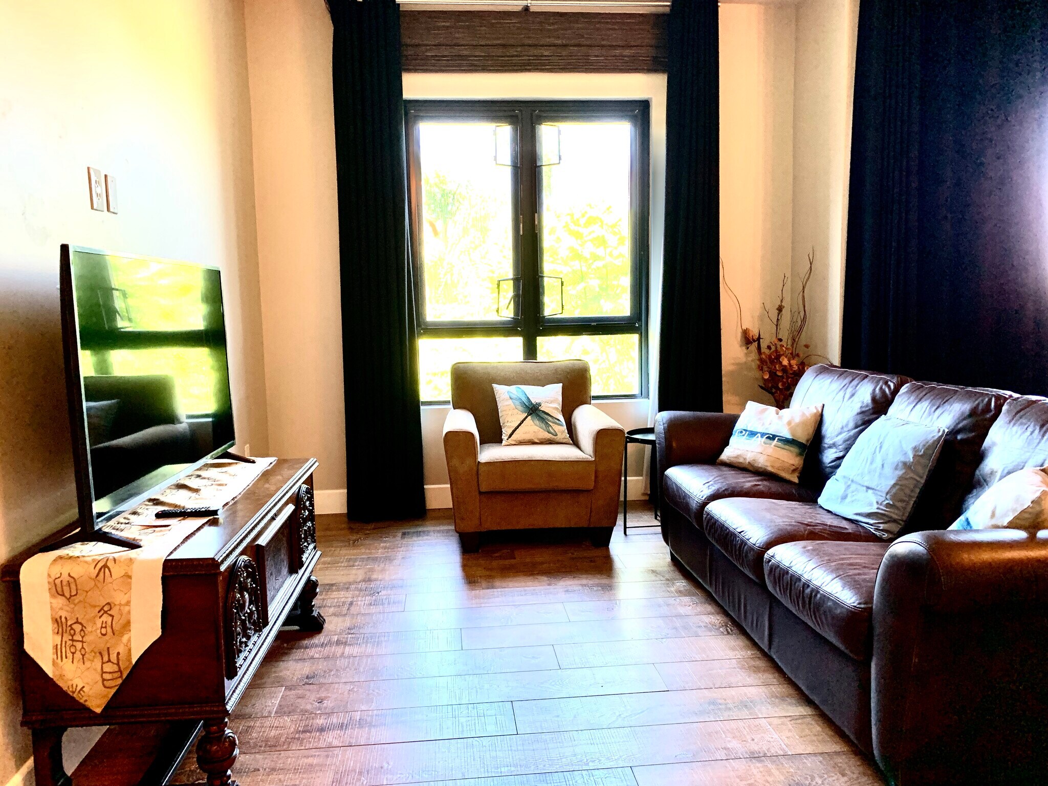 High-ceiling - 889 Date St