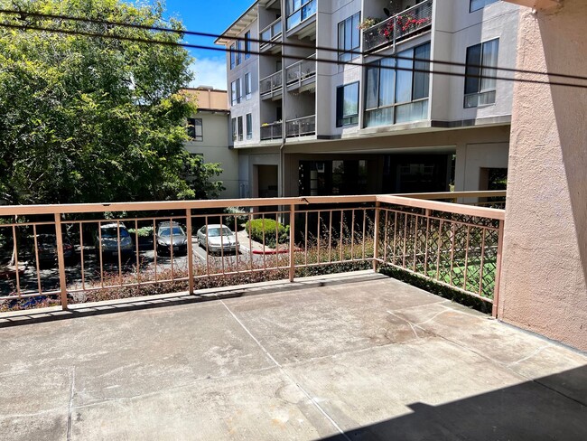 Building Photo - Bright 1/1 with an extra large patio, park...
