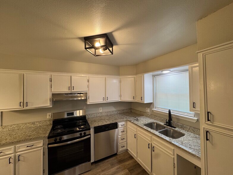 Building Photo - 7711 Woodhaven Dr