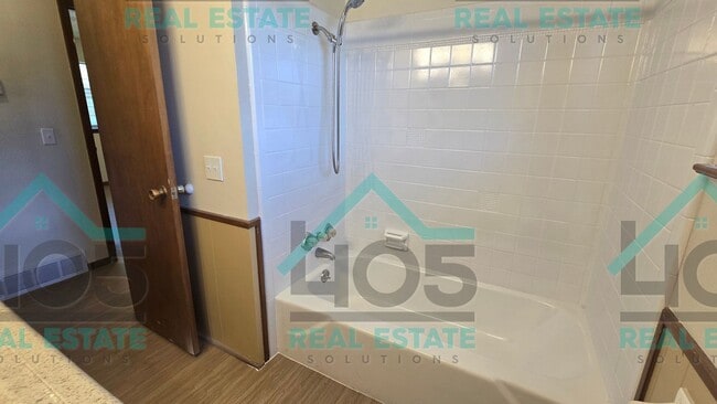 Building Photo - 3 Bed 2 Bath with ALL the Amenities!