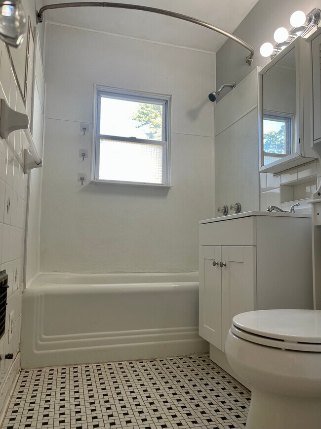 Building Photo - 515 E William St