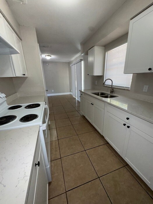 Building Photo - 4566 Chateau Rd