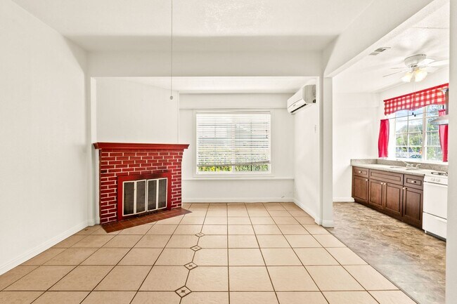 Building Photo - 621 E Kingsley Ave
